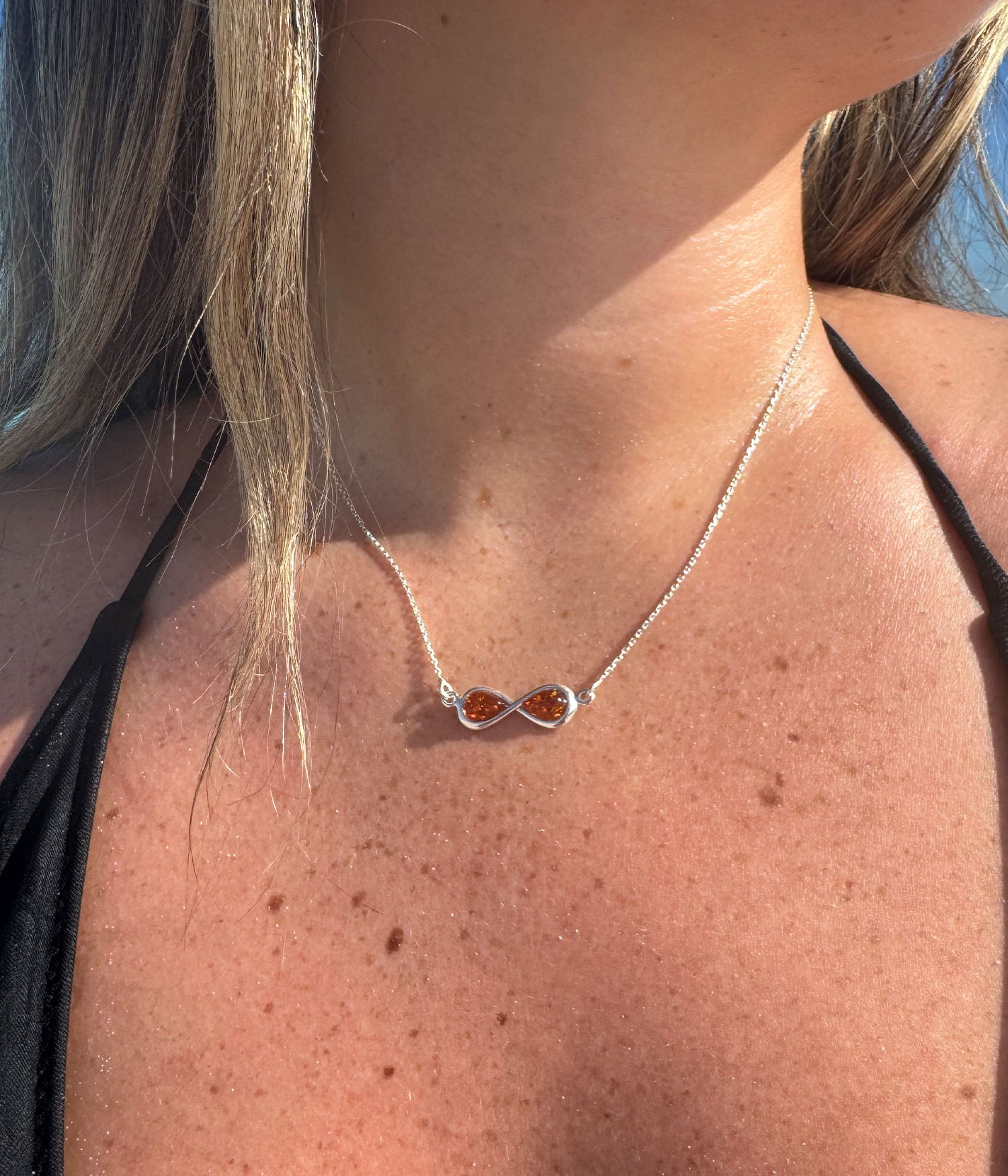 Collana con ciondolo infinito