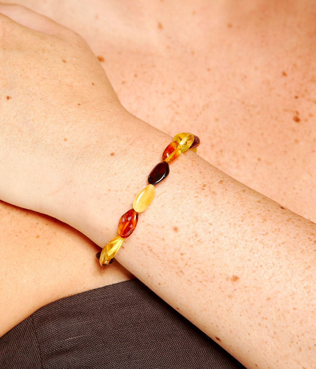 Bracciale con perline ambra grezza multicolore