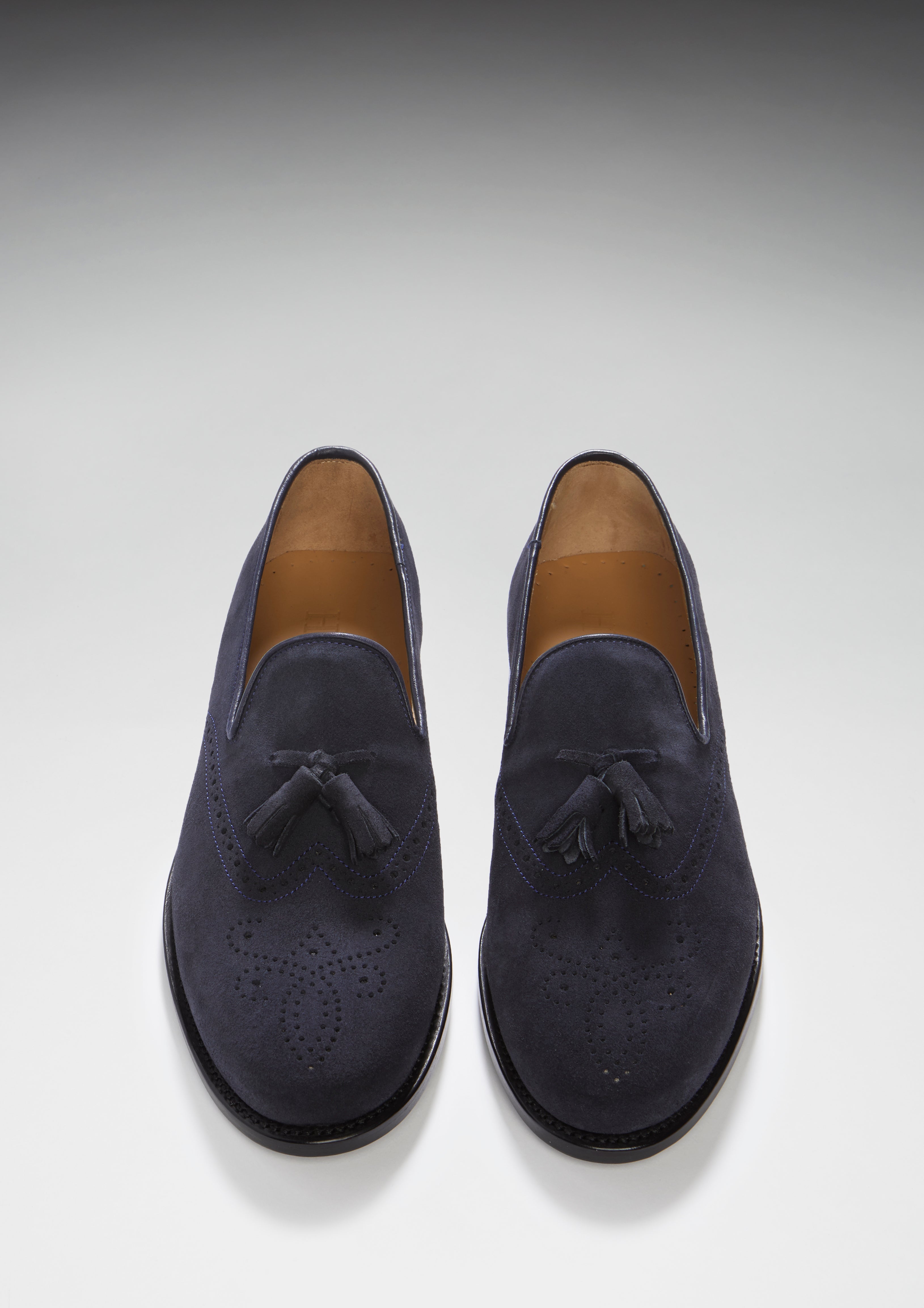 Mocassini in pelle scamosciata blu navy con nappe, suola in cuoio con guardolo