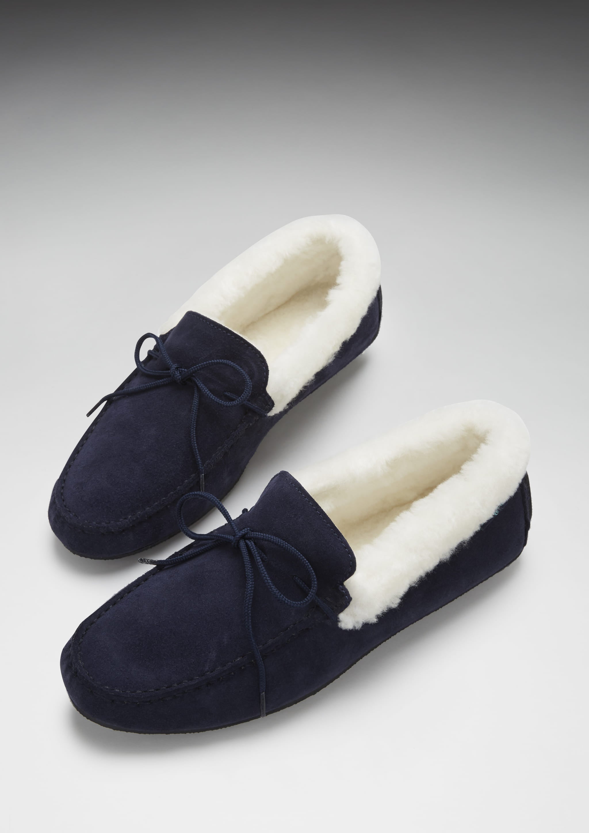 Hausschuhe, Lammfell, marineblaues Wildleder