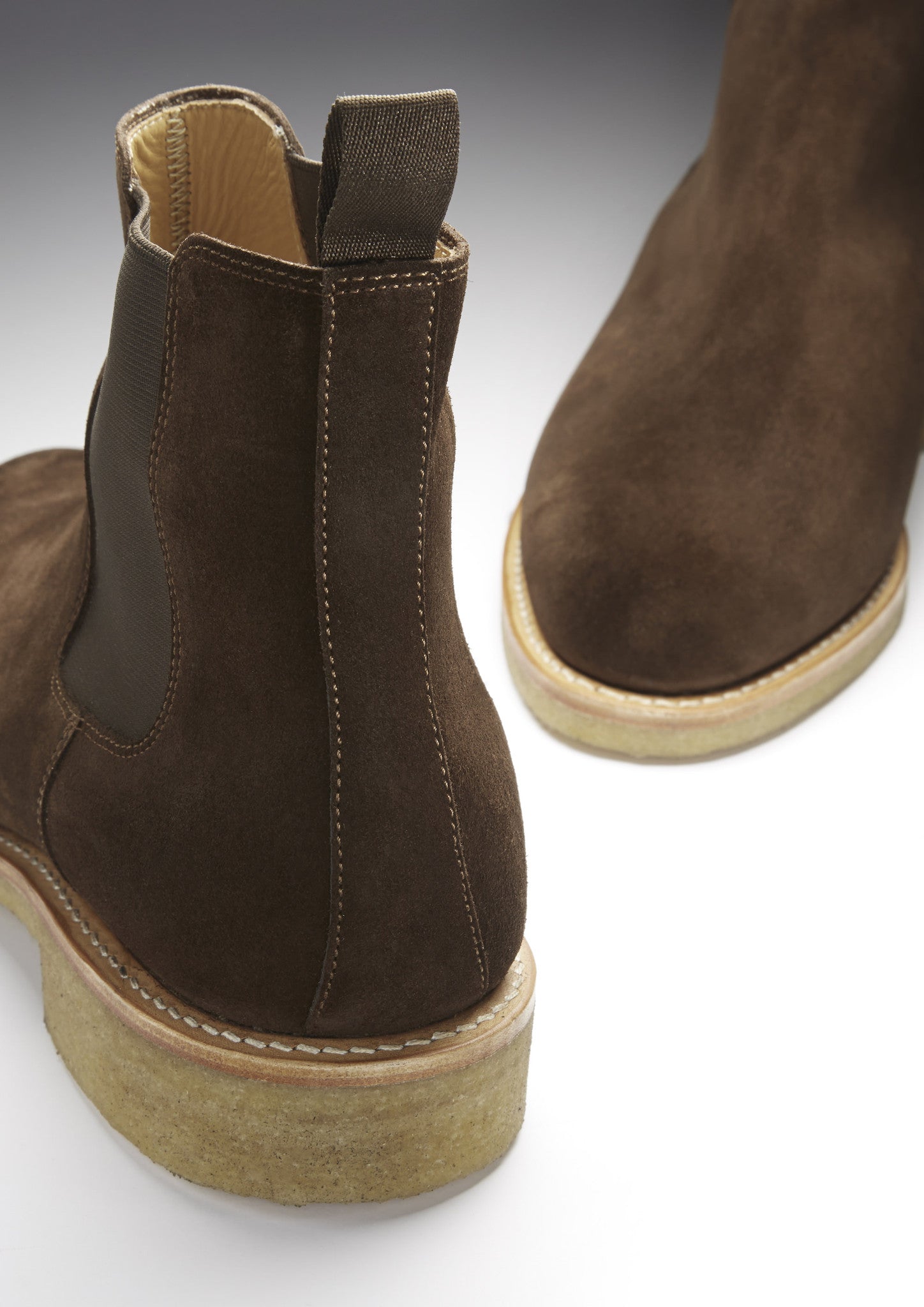 Braune Chelsea-Boots aus Wildleder, mit Kreppsohle rahmengenäht