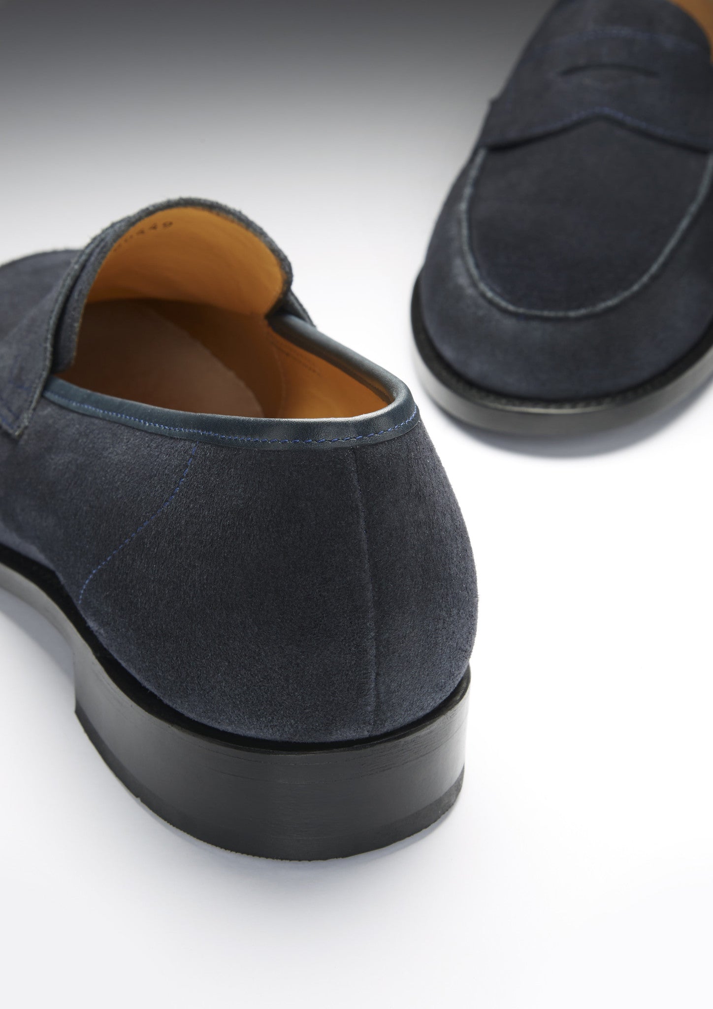 Marineblaue Wildleder-Slipper, rahmengenähte Lederlaufsohle