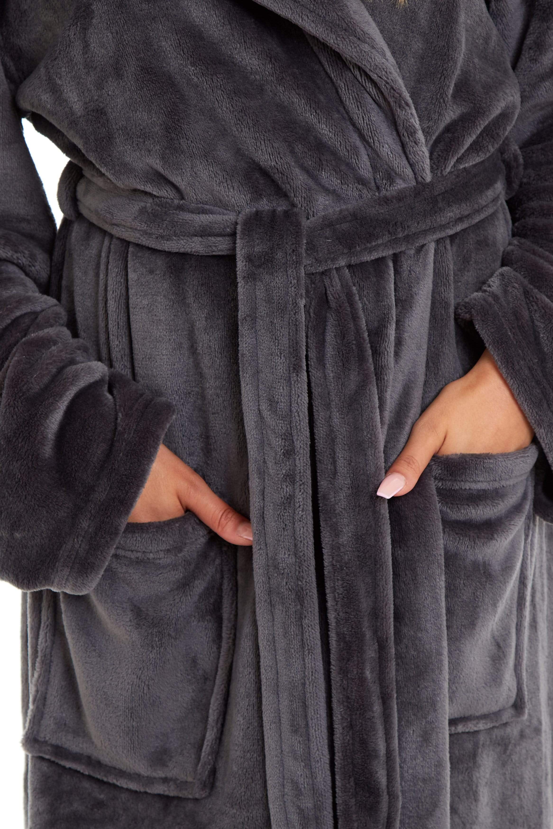 OLIVIA ROCCO Damen Kapuzen-Fleece-Bademantel Ultra-weicher Samt-Bademantel für Winter, Entspannung und Gemütlichkeit zu Hause